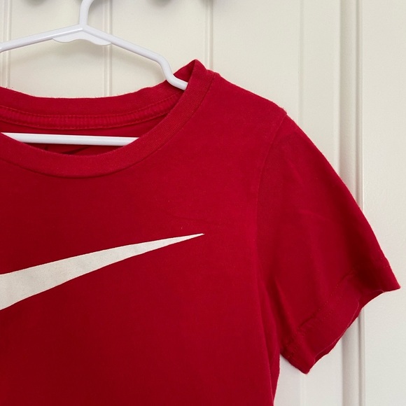 EUC‎ | Nike boy’s basic solid red swoosh short sleeve shirt size 7 - Picture 2 of 5